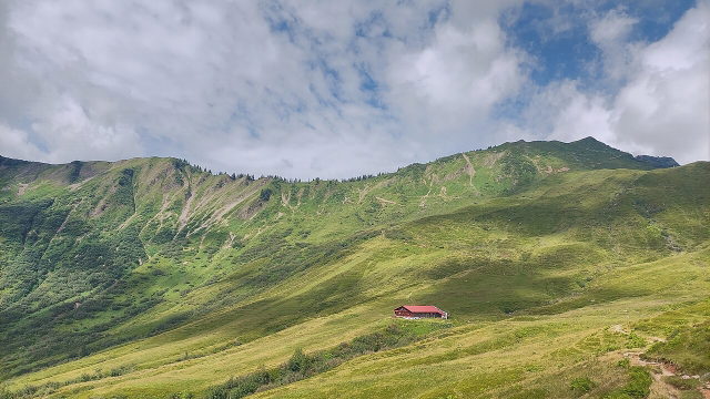 Starzelalpe mit Starzeljoch und Grünhorn im Düratal