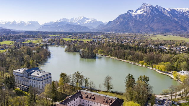 Leopoldskroner Weiher in Salzburg mit Schloss und umgebender Landschaft