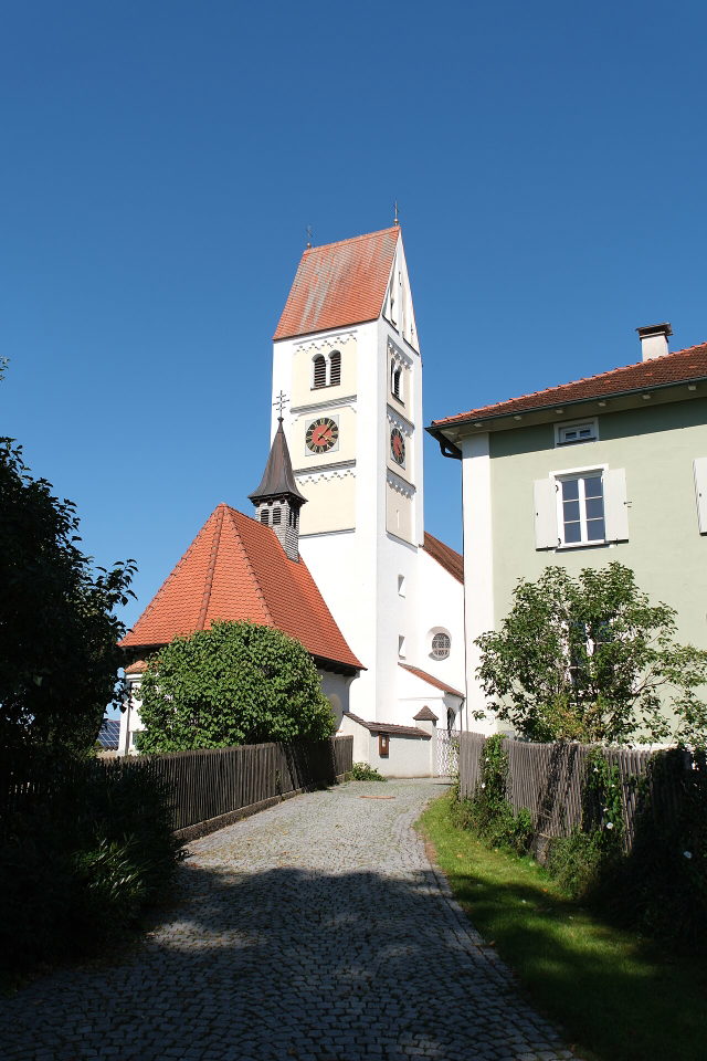 Kirchturm und Weg bei St. Stephan in Hawangen