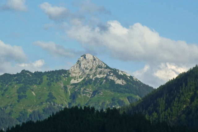 Gaichtspitze über bewaldeten Hängen