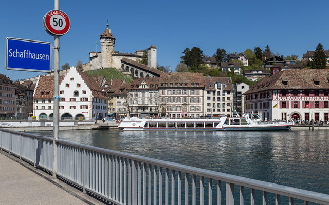 Munot und historische Häuser am Rheinufer von Schaffhausen