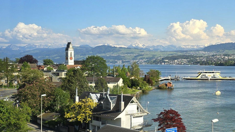 Dorfmeilen und Seeanlage – historische Kirchgasse und freie Seeblicke am Zürichsee