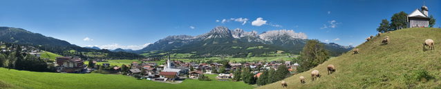 Panoramablick auf Ellmau mit dem Wilden Kaiser und der Kapelle am Hang