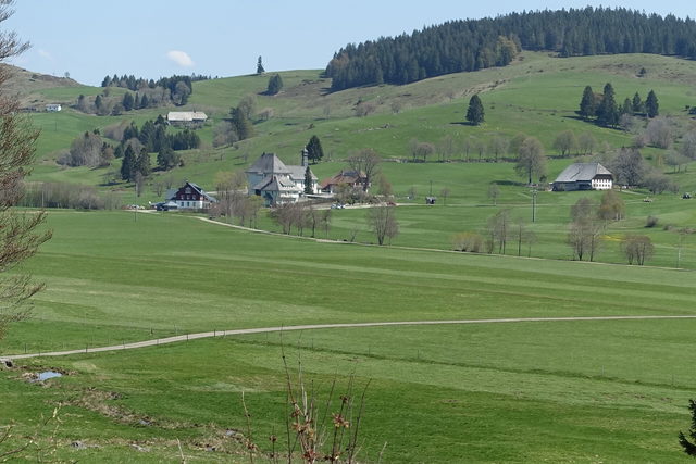 Wiesen und Häuser im Hochtal von Unteribach.