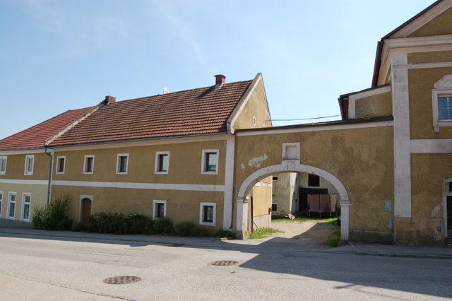 Ortsbild von St. Martin im Mühlkreis mit historischem Torbogen