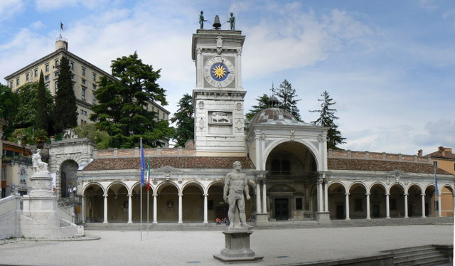 Piazza della Liberta in Udine mit Loggia San Giovanni und Uhrturm
