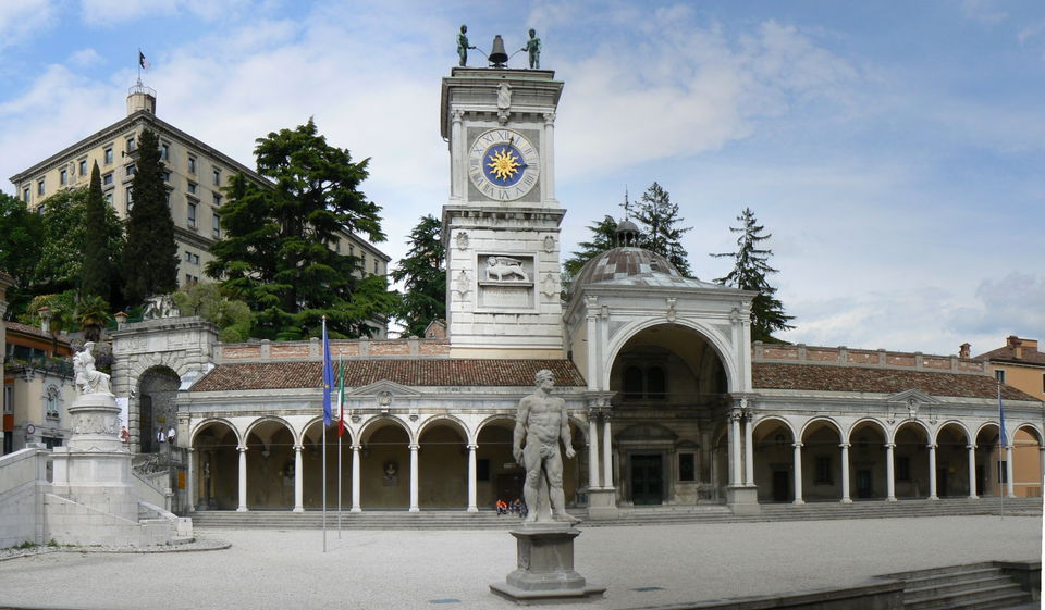 Piazza della Libertà Udine – venezianische Loggien und Uhrturm