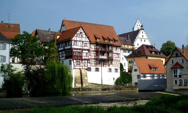 Historische Fachwerkhäuser der Riedlinger Altstadt über der Donau