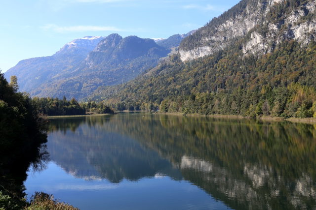 Reintalersee bei Kramsach mit Wald und Bergspiegelung