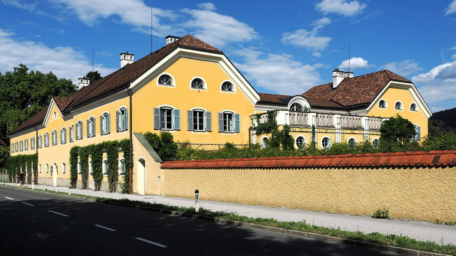 Gutshof beim Schloss Anif mit gelben Fassaden