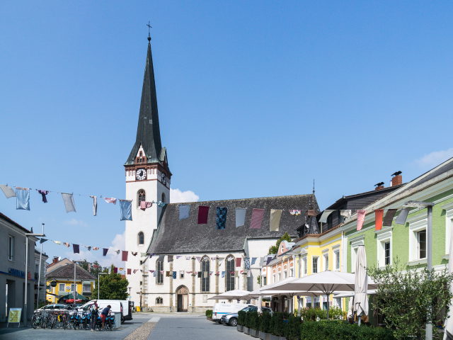 Marktplatz mit Häuserfronten und Kirche in Ottensheim