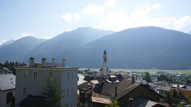 Blick über den historischen Dorfkern von Samedan mit reformierter Dorfkirche