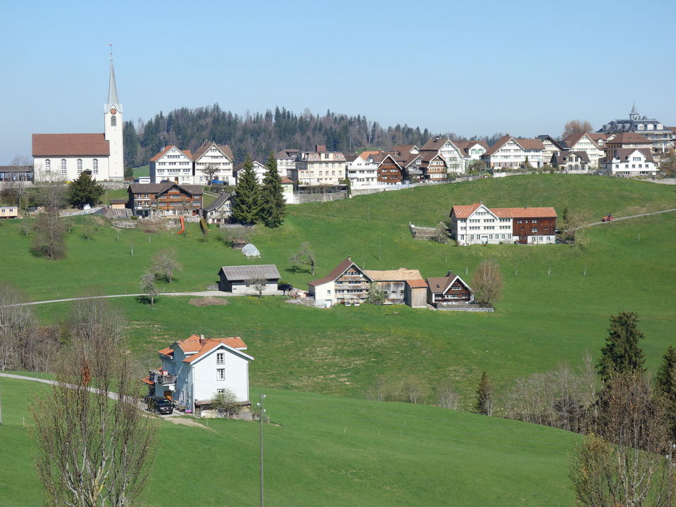 Historischer Dorfkern Schwellbrunn – Appenzeller Häuser auf dem Hügelrücken