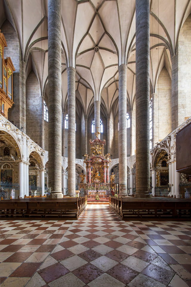 Kirchenraum der Salzburger Franziskanerkirche mit gotischem Chor
