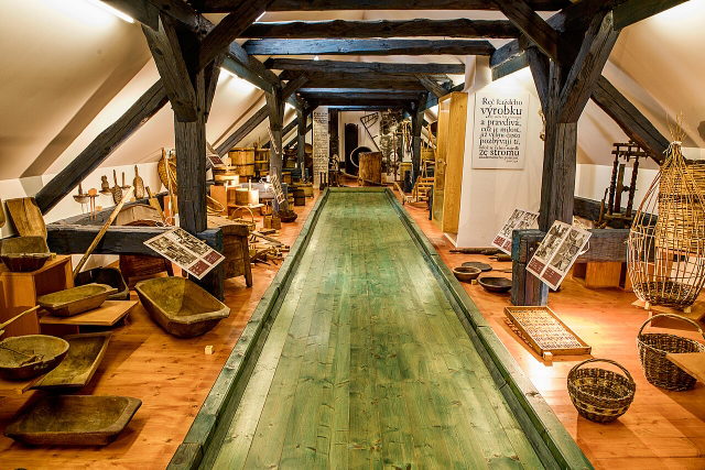 Symbolbild: Holzgefäße, Körbe und historische Handwerksobjekte in einer Ausstellung