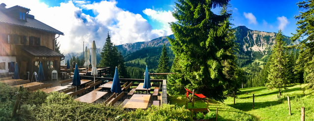 Terrasse der Gufferthütte in grüner Berglandschaft