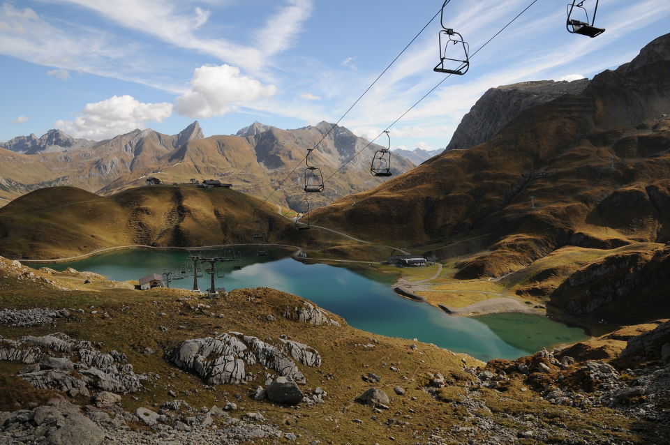 Zürsersee – Bergsee und Holzsteg oberhalb von Zürs