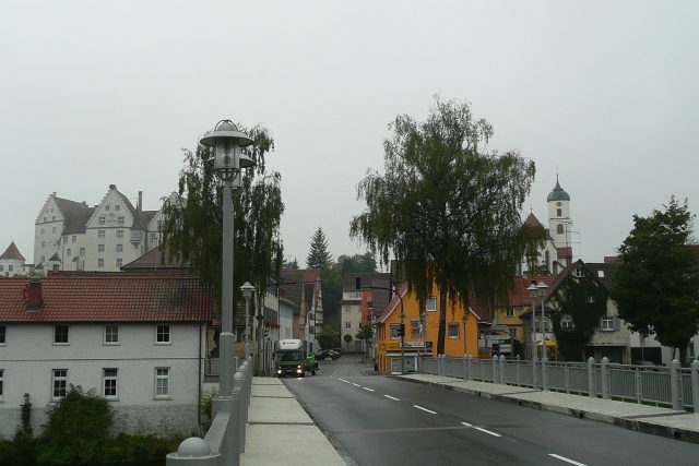 Blick von der Donaubrücke auf Scheer mit Schloss und Kirchturm