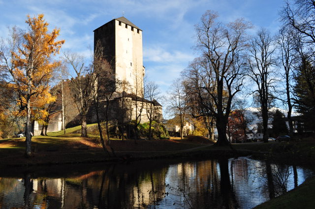 Schloss Bruck mit Schlossteich bei Lienz