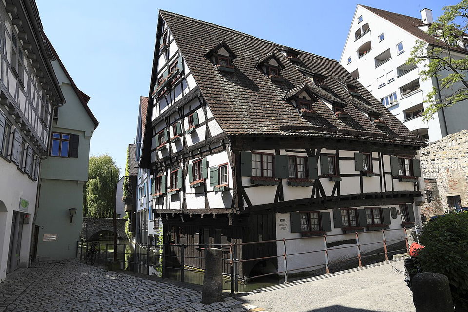 Schiefes Haus Ulm – Schiefstes Hotel der Welt im Fischerviertel
