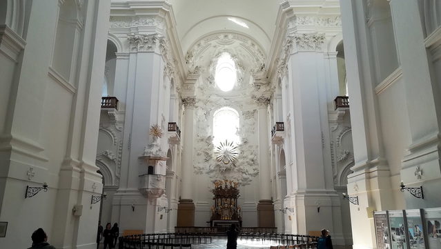 Heller barocker Innenraum der Kollegienkirche in Salzburg