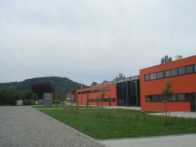 Talwiesenhalle in Rielasingen mit dem Rosenegg im Hintergrund