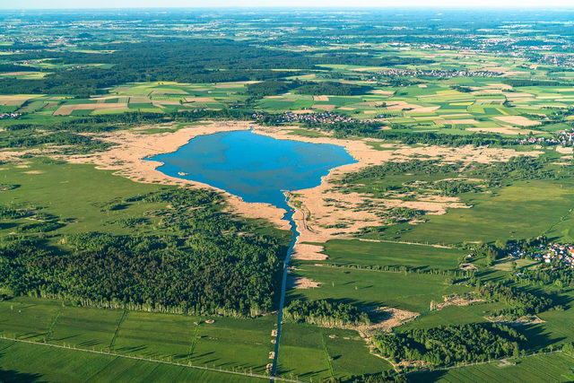 Luftansicht von Federsee und Moorlandschaft