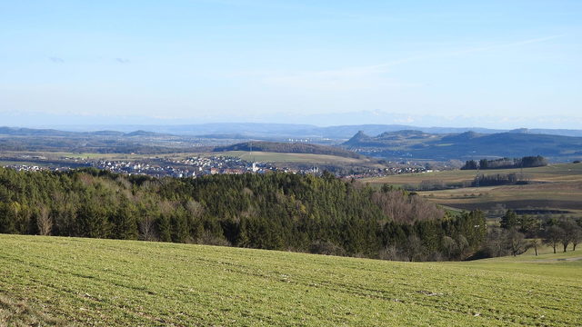 Hegaulandschaft mit Engen im Hintergrund