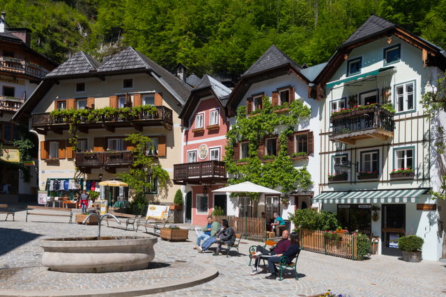 Historische Häuser am Marktplatz in Hallstatt außerhalb der Adventszeit