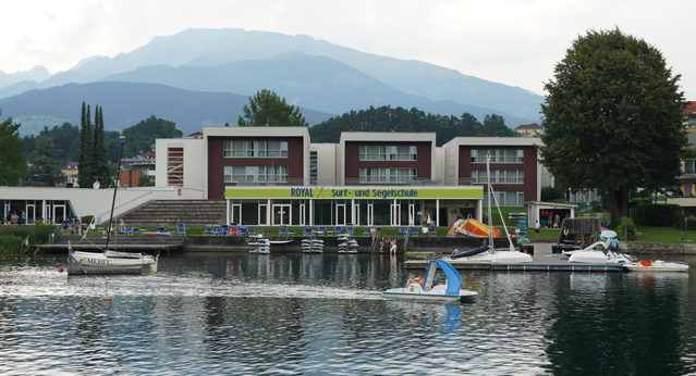 Uferbebauung mit Segelschule in Seeboden am Millstätter See