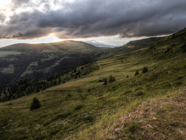 Landschaftlicher Kontext des Steinernen Tisches auf der Millstätter Alpe
