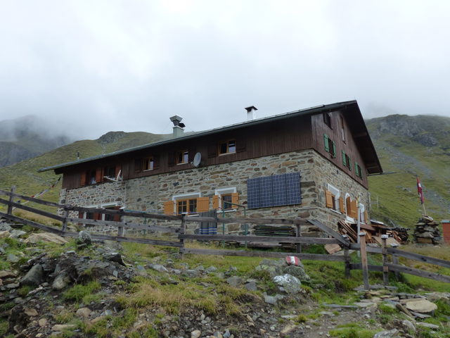 Pforzheimer Hütte mit Steinfassade und Holzobergeschoss im Gleirschtal