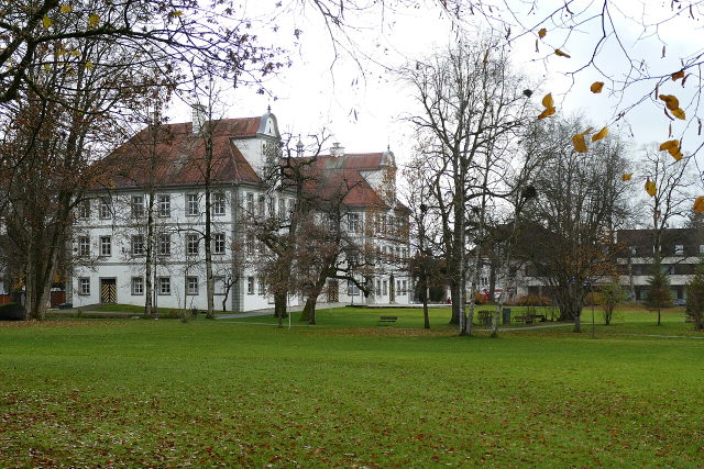 Neues Schloss Kißlegg hinter Bäumen im Schlosspark