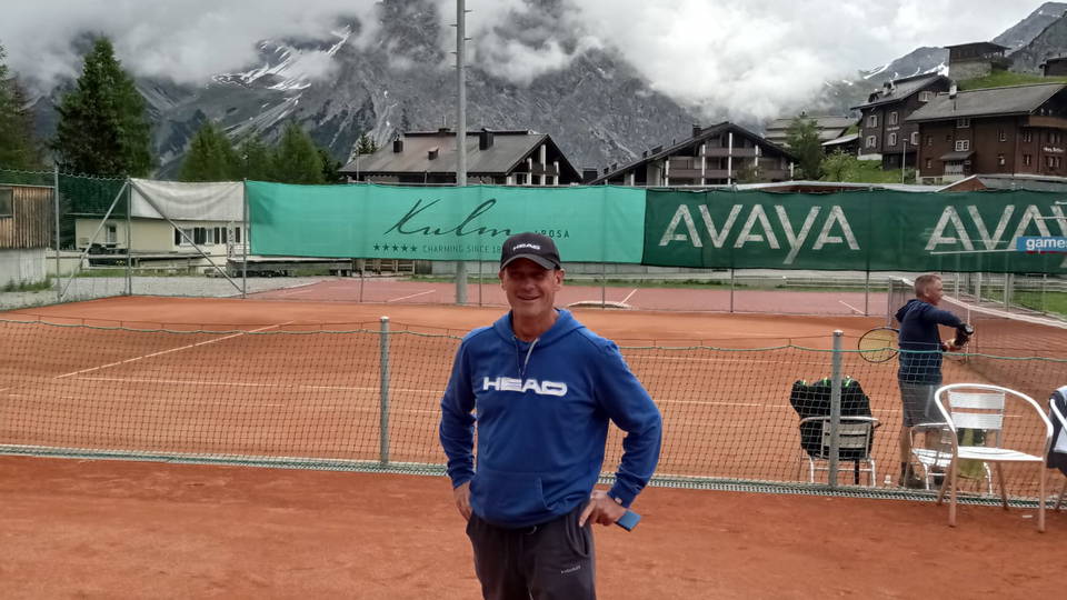Tennisspieler auf den roten Außenplätzen in Arosa vor einer Bergkulisse