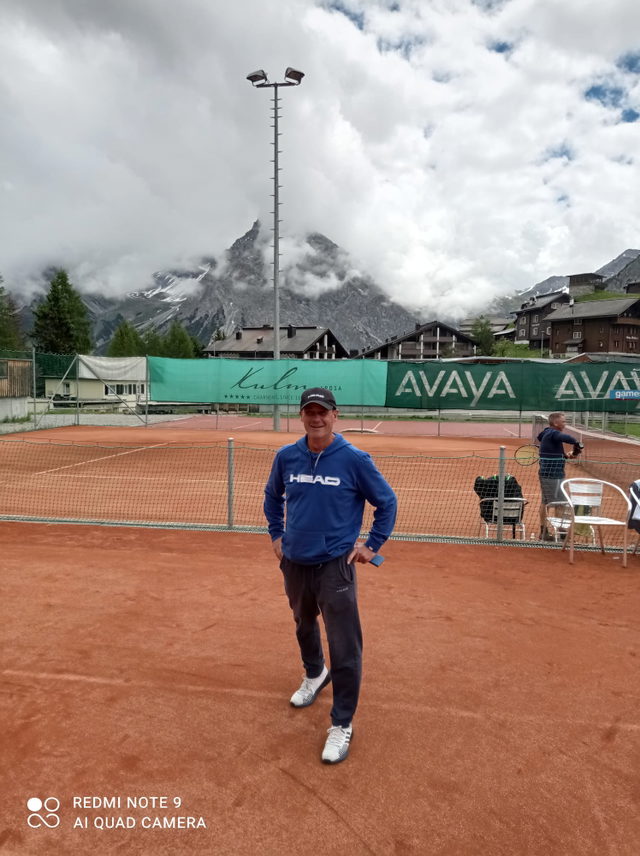 Tennisspieler auf den roten Außenplätzen in Arosa vor einer Bergkulisse