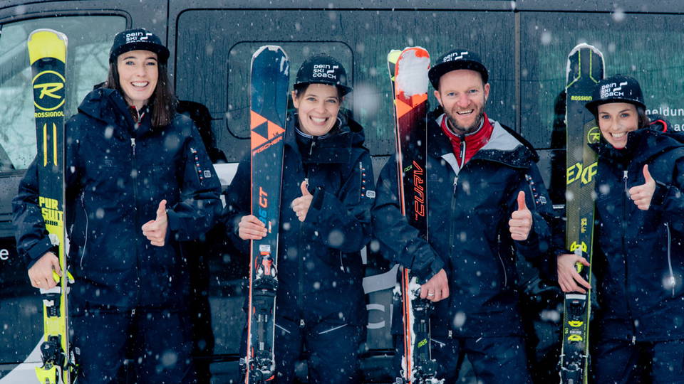 Team von Dein SkiCoach mit Skiausrüstung vor dem Shuttle