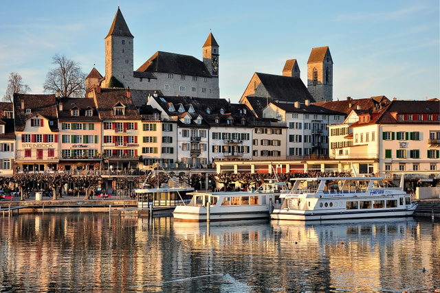 Hafenpromenade und Schloss Rapperswil im Abendlicht