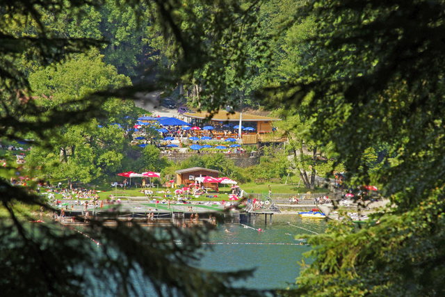 Blick über den Freibergsee auf Badekiosk, Liegewiese und Restaurantterrasse