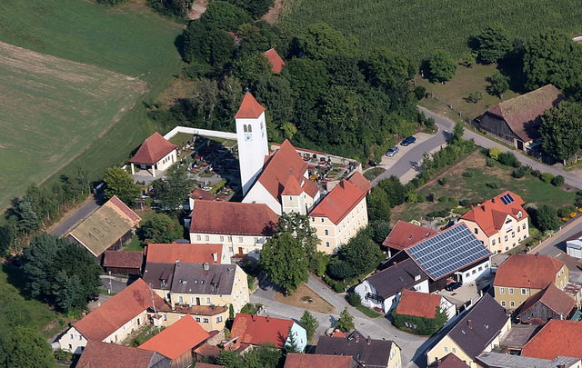 Luftaufnahme der Pfarrkirche und des Kirchplatzes in Seebarn
