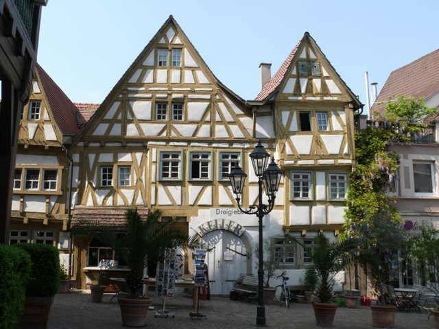 Dreigiebelhaus am Besigheimer Marktplatz außerhalb des Winzerfestes