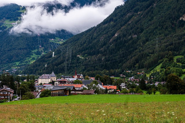 Ried im Oberinntal vor bewaldeten Bergen