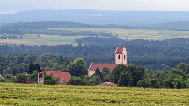 Blick über Wiesen und Häuser auf Ewattingen in der Gemeinde Wutach.
