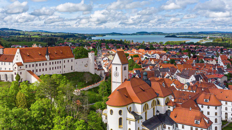 Panorama der Altstadt Füssen mit Hohem Schloss und St. Mang