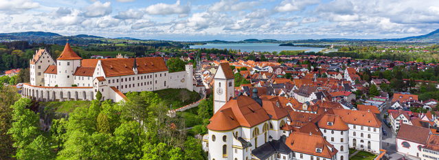 Panorama der Altstadt Füssen mit Hohem Schloss und St. Mang