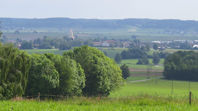 Dirlewang zwischen grünen Wiesen und sanften Hügeln