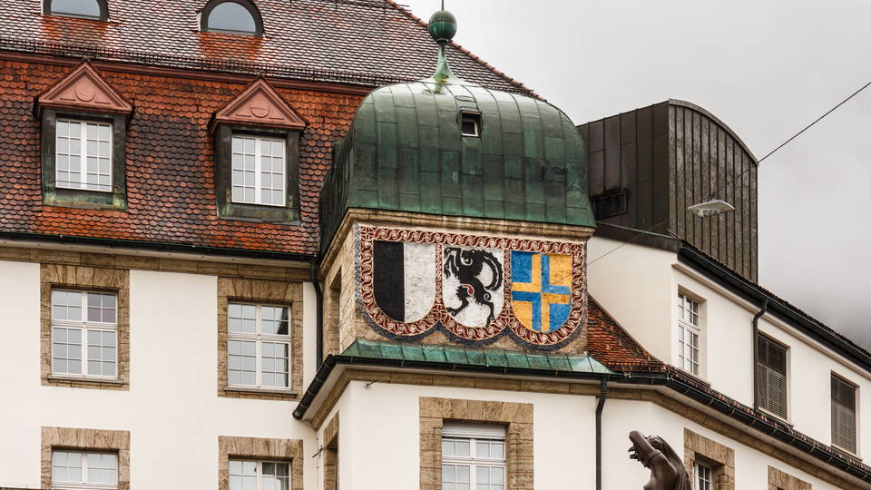 Historische Fassade der Graubündner Kantonalbank an der Poststrasse in Chur