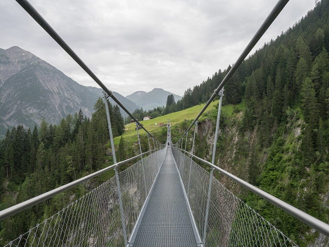 Blick über den Gehweg der Holzgauer Hängebrücke in der Höhenbachschlucht