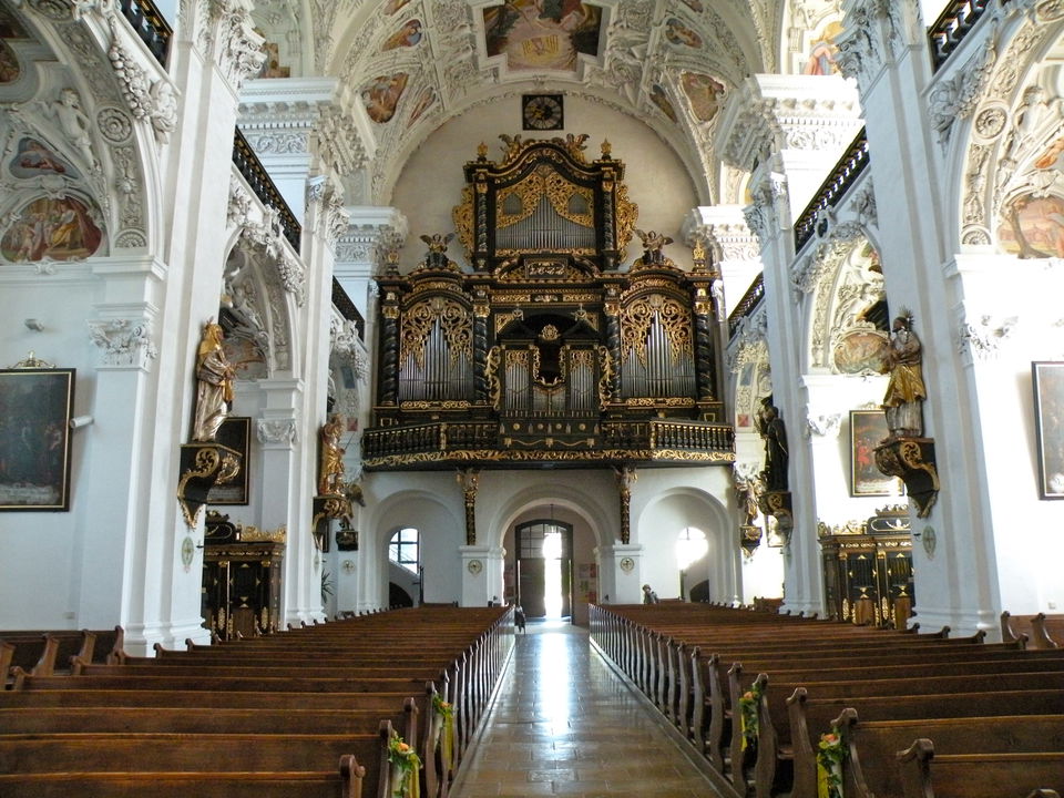 Stiftskirche Waldhausen – Fresken und frühbarocker Kirchenraum im Strudengau