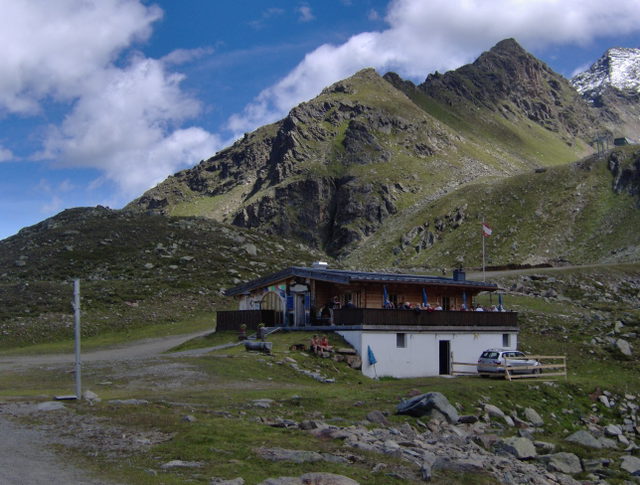 DreiSeenHütte in Kühtai vor felsiger Bergkulisse