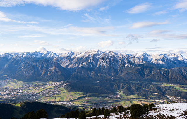 Blick vom Largoz über das Inntal zum verschneiten Karwendel